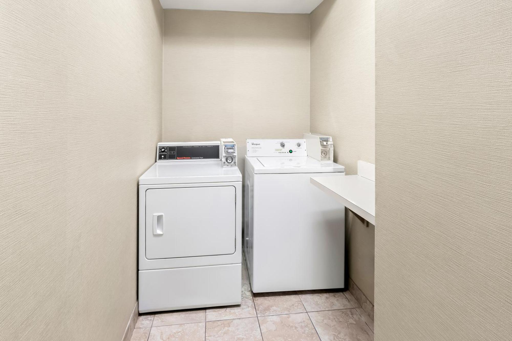 Comfort Suites Portland Airport Exteriör bild